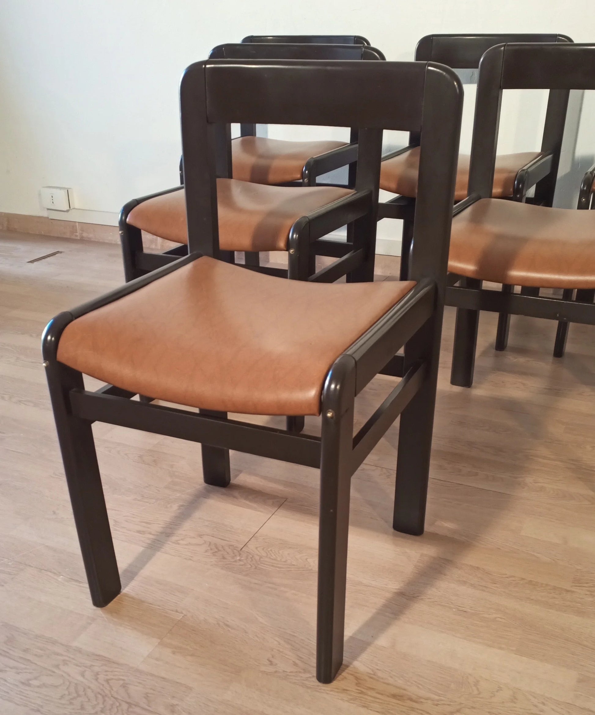 Sedia da pranzo vintage set di 6 in legno scuro con cuscino in pelle marrone chiaro anni 70