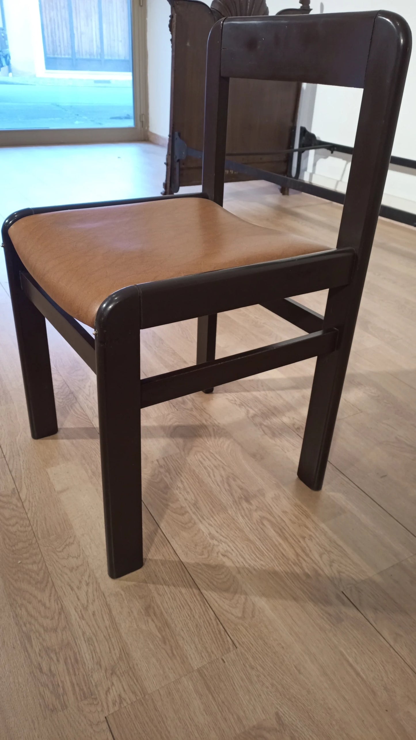 Sedia vintage in legno scuro con seduta imbottita marrone set di 6 sedie da pranzo brutaliste anni 70