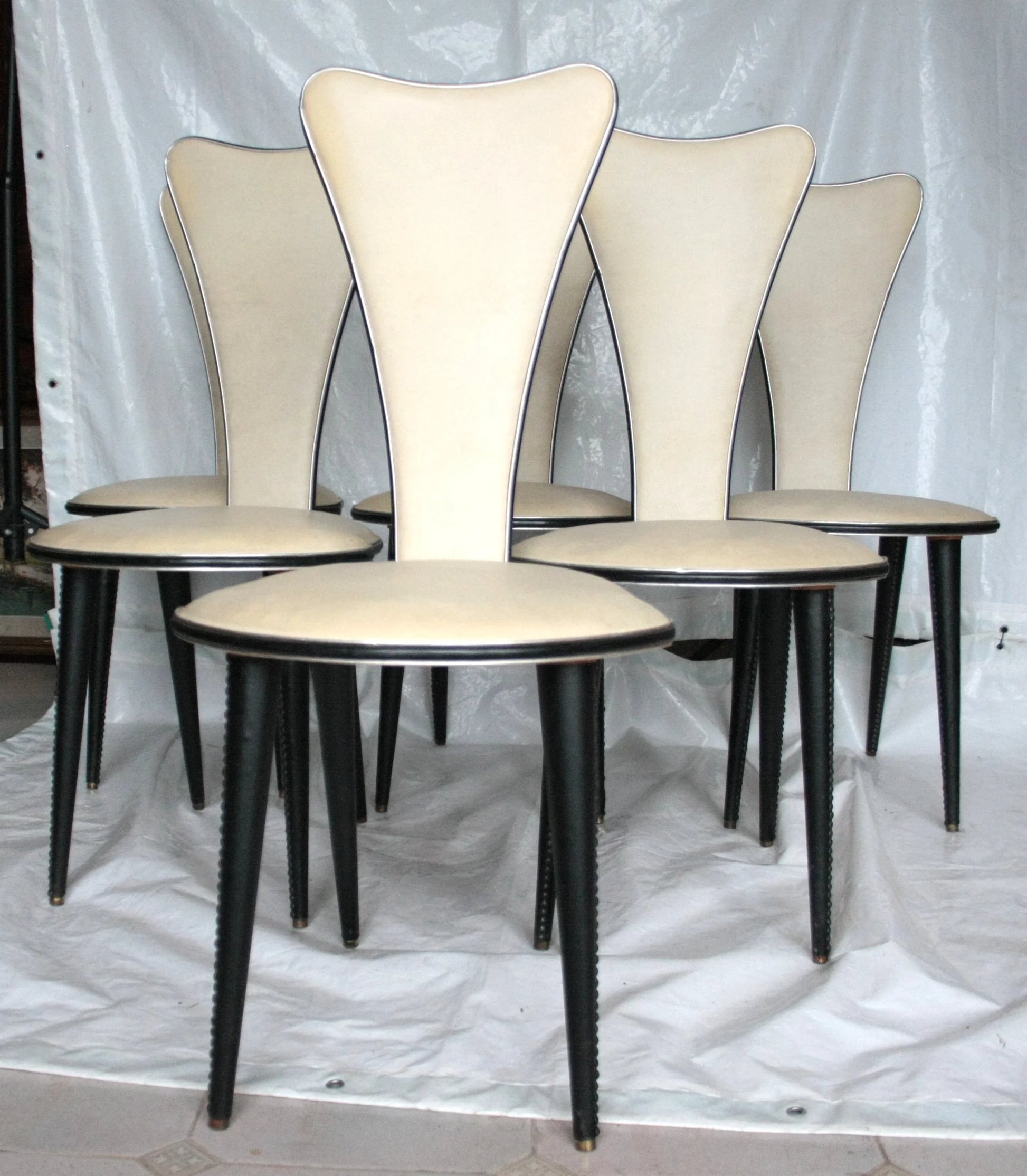 Set 6 sedie Umberto Mascagni anni 60 ecopelle bianca triangolo irregolare design cream colore elegante