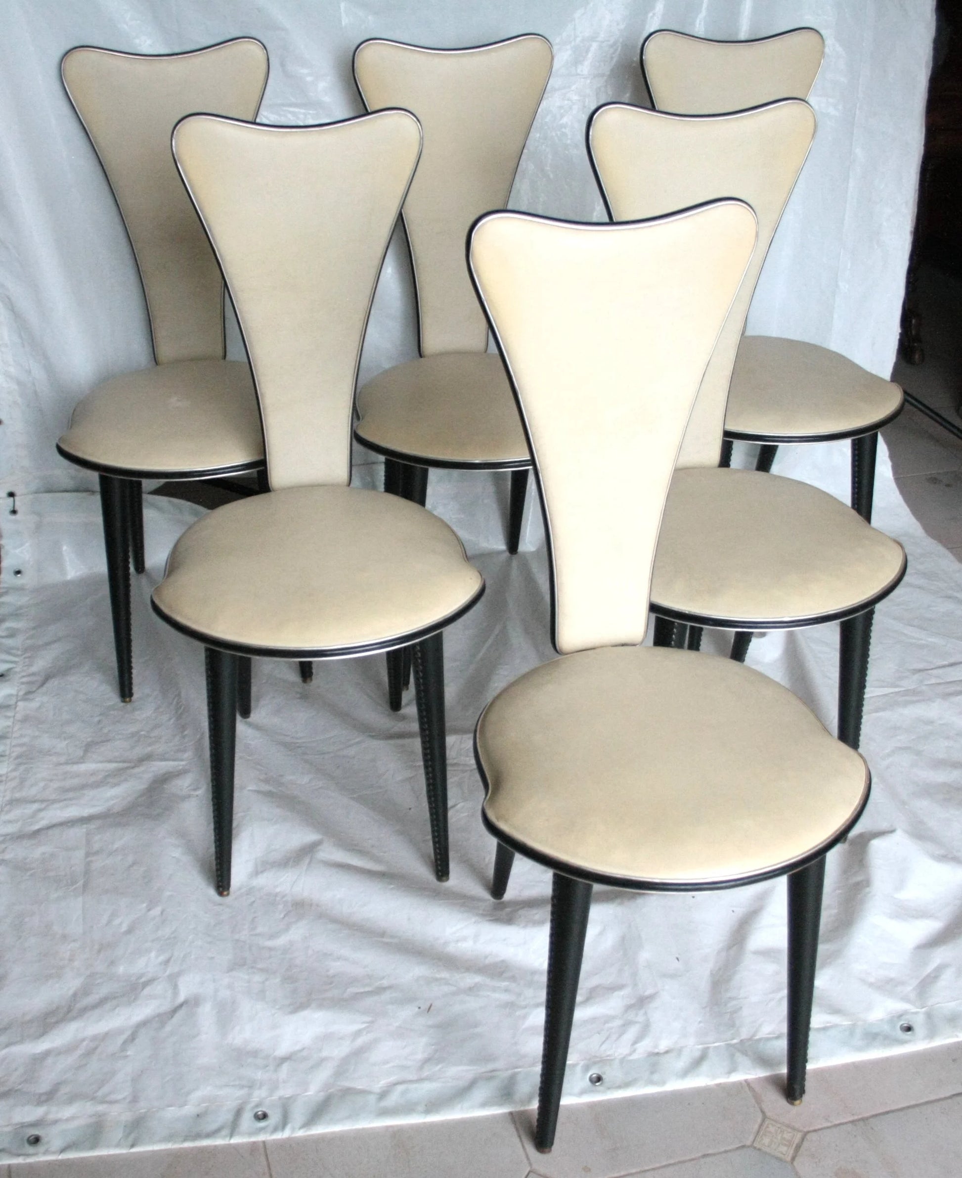Set 6 sedie umberto mascagni anni 60 in ecopelle bianca con design triangolo irregolare colore crema
