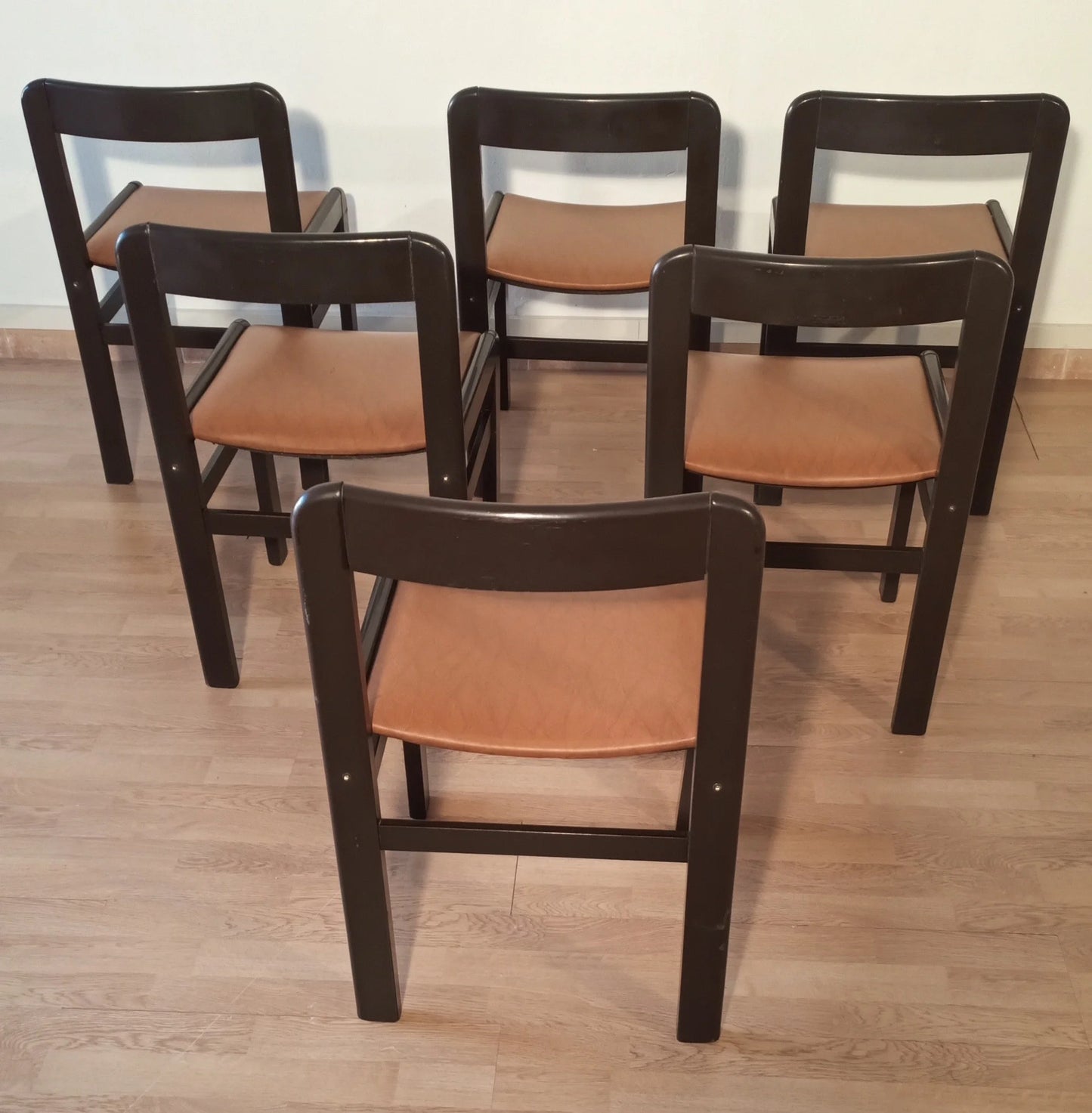 Set di 6 sedie da pranzo vintage brutaliste anni 70 in legno scuro con sedili color cuoio