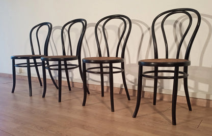 Set di 4 sedie da pranzo in faggio curvato stile thonet italia con schienali curvi e sedute in legno disposte in fila