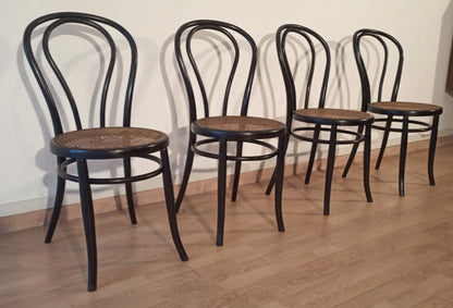 Quattro sedie da pranzo in faggio curvato nello stile thonet italia set con schienali curvi e sedili tondi in legno