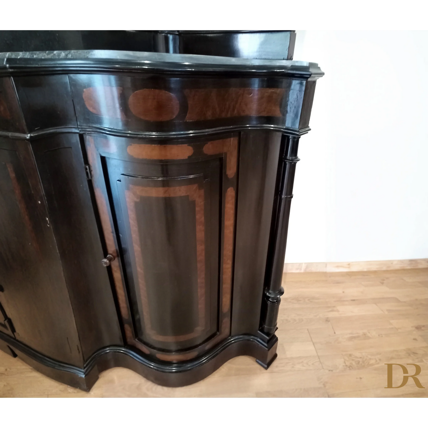 Cabinet nero curvo con dettagli ornamentali, Splendida Angoliera in ottime condizioni