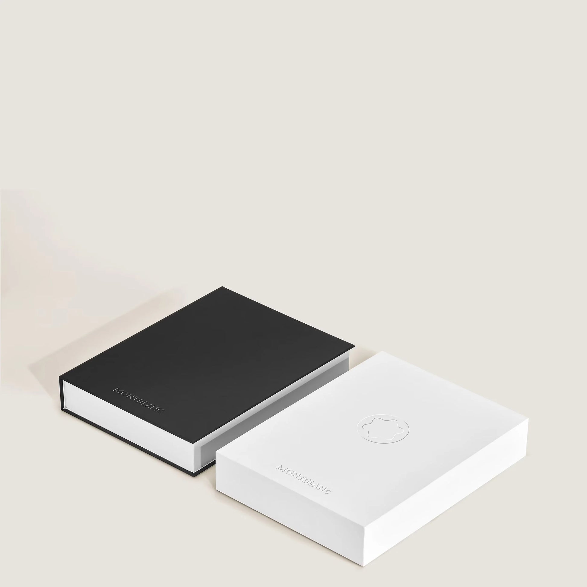 Due scatole da presentazione montblanc digital paper argento 135012 minimaliste in nero e bianco con logo in rilievo