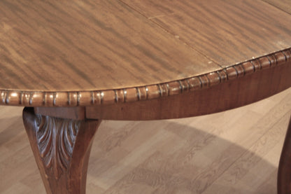 Tavolo tondo vintage in rovere stile luigi filippo con bordo intagliato e gamba centrale decorata anni 1960