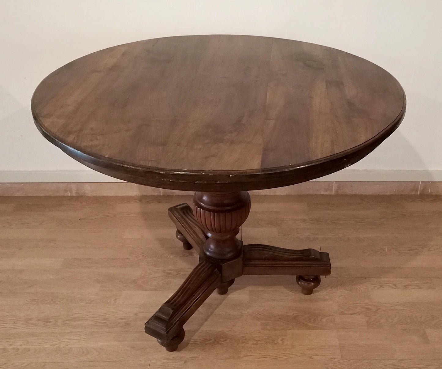 Tavolo tondo ottocento in noce stile umbertino vintage con base intagliata ornata in legno per sala da pranzo