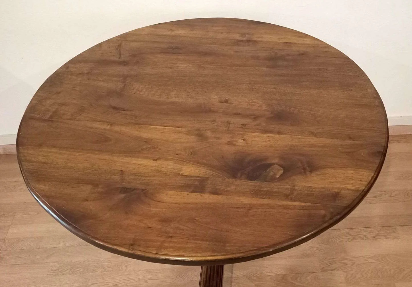 Tavolo tondo ottocento in noce stile umbertino vintage con finitura macchiata e design elegante