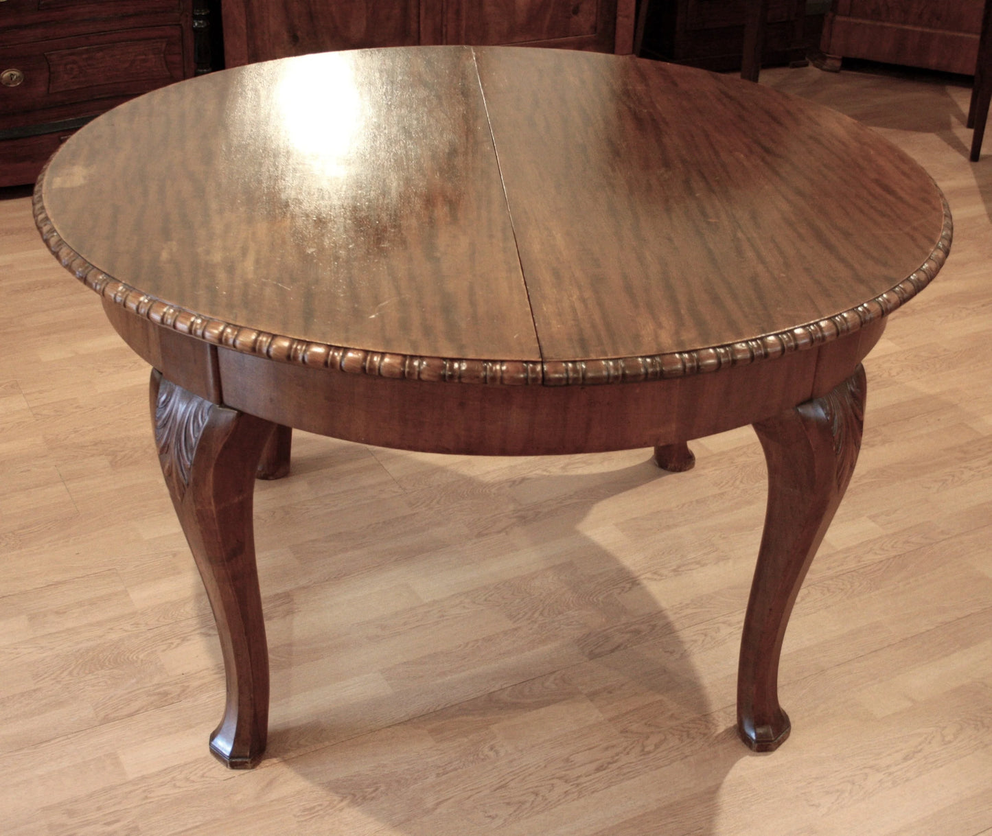 Tavolo tondo allungabile vintage in rovere con gambe a cabriole intagliate e rifinitura perlinata decorativa degli anni 1960