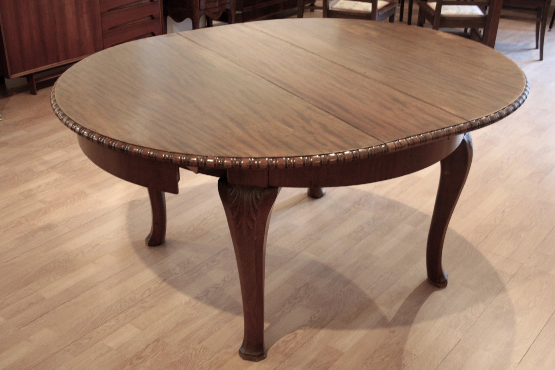 Tavolo tondo vintage allungabile in rovere con gambe cabriole scolpite e bordo decorativo stile luigi filippo 1960