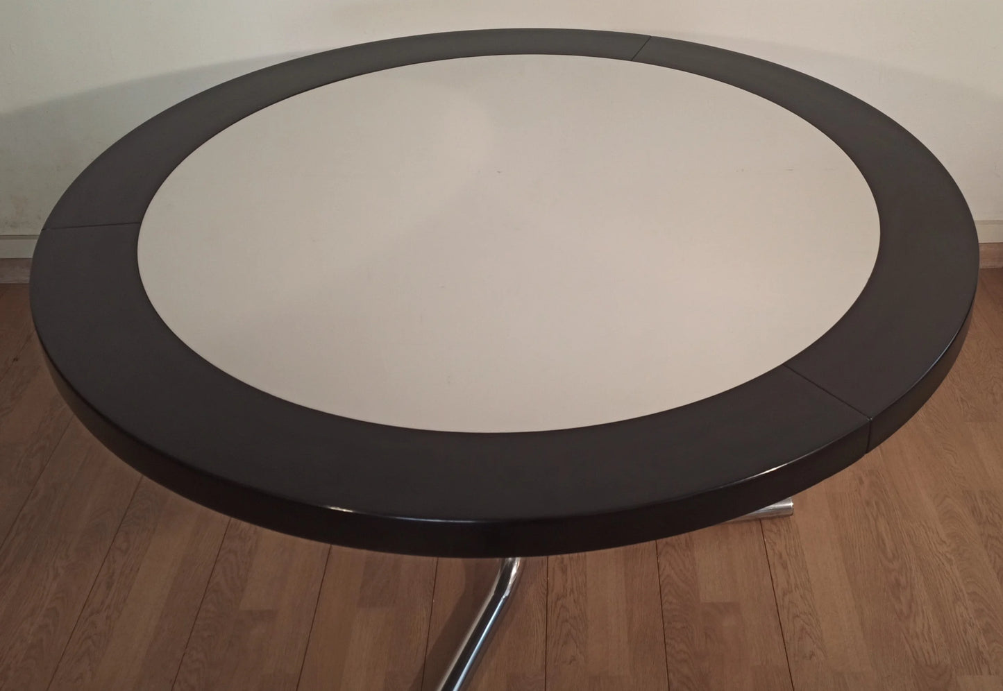 Tavolo desco vintage di achille castiglioni per zanotta anni 70 tavolo rotondo bianco e nero con gambe cromate