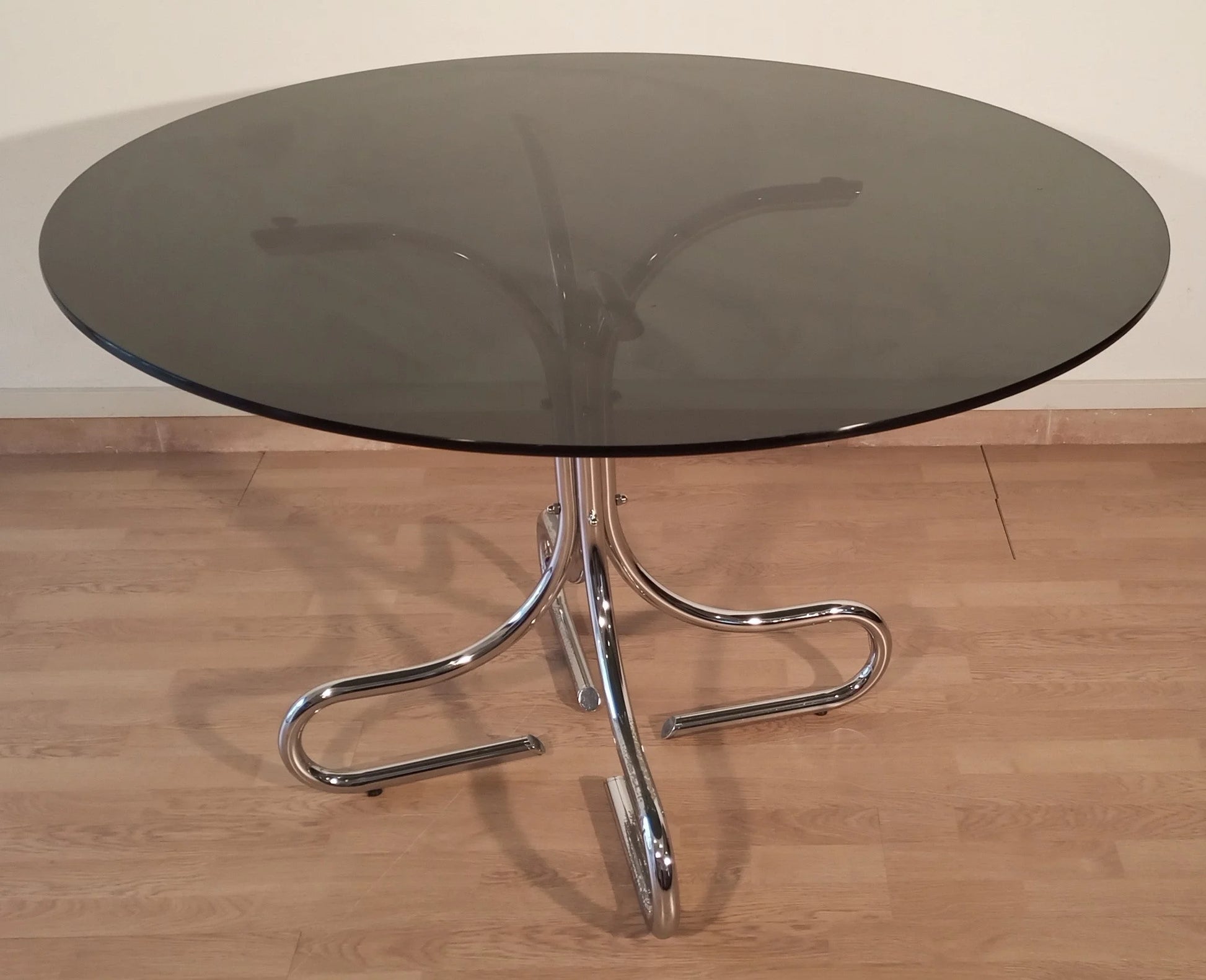 Tavolino da caffè mid-century in acciaio cromato con piano rotondo in vetro fumé nero, design italiano elegante