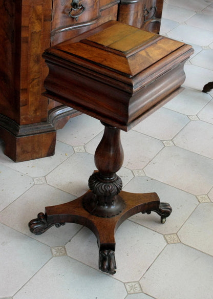 Mobile per tè gugliemo iv inglese in legno antico con coperchio a cerniera e piedi a artiglio realizzato intorno al xix secolo gran bretagna