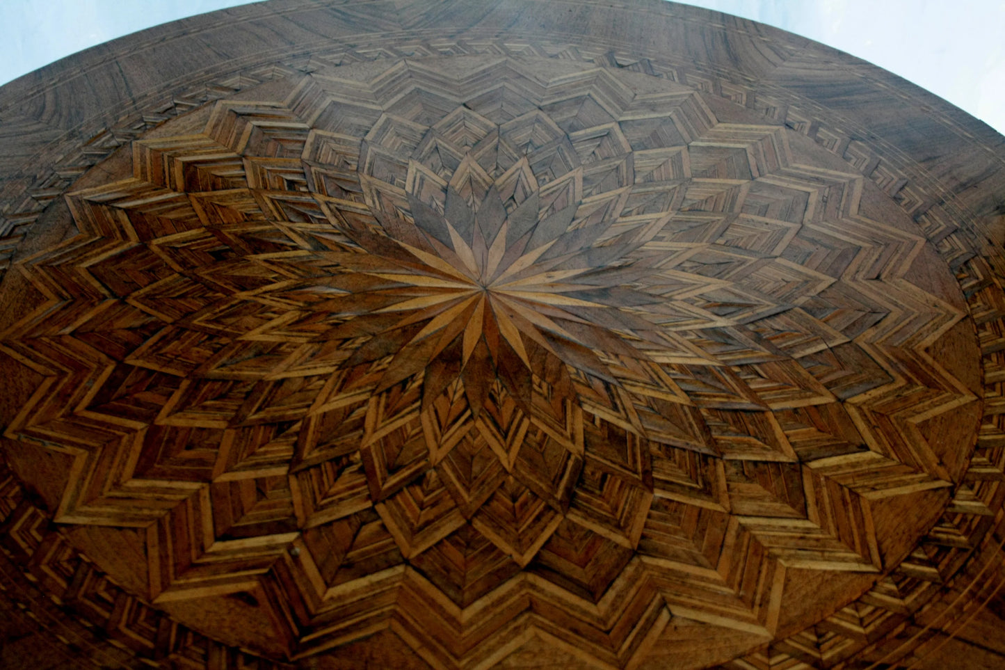 Tavolo da centro intarsiato italia con motivi geometrici in legno intagliato a forma di cupola dimensioni perfette