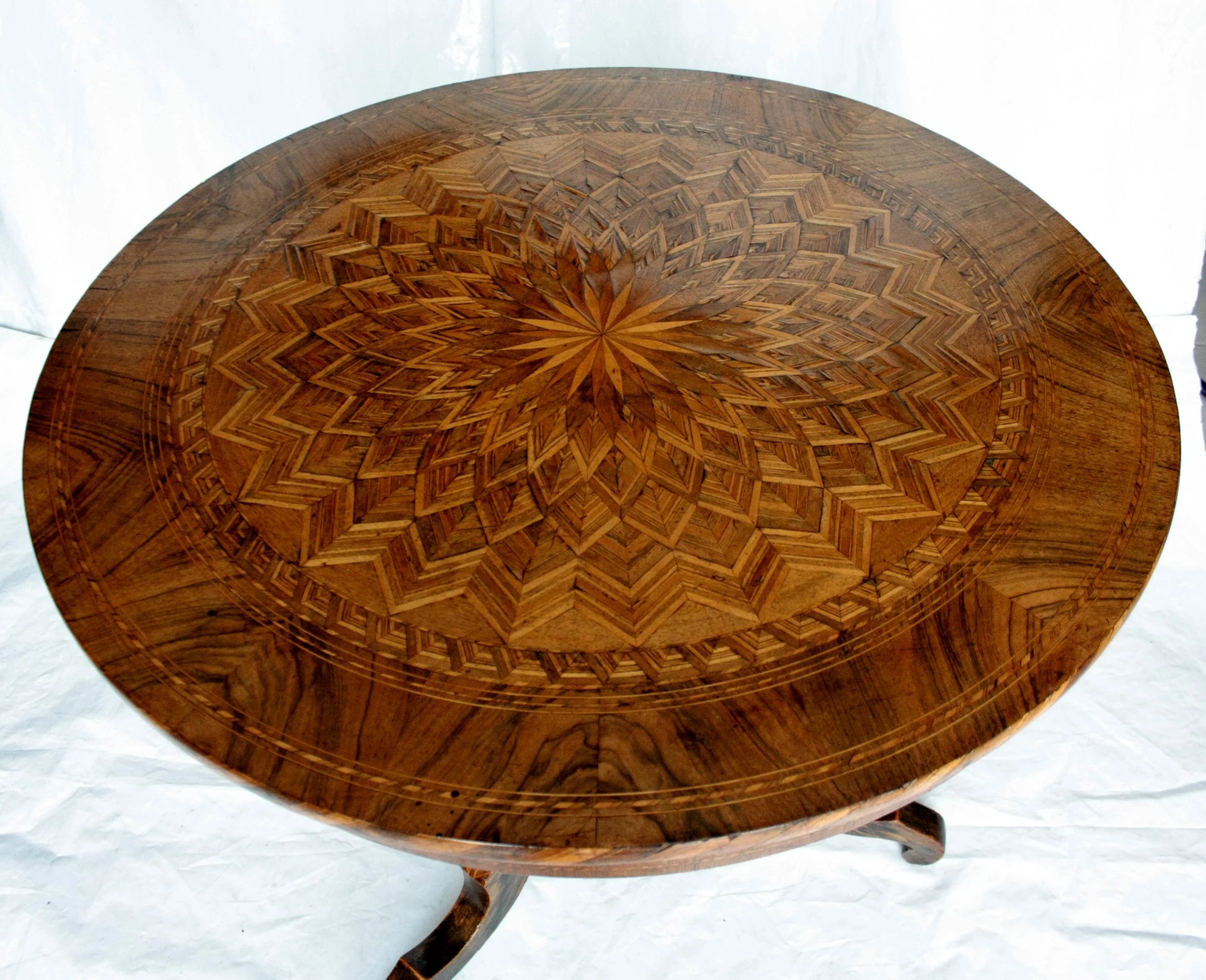 Tavolo da centro intarsiato italia con dimensioni perfette e motivi geometrici in legno intarsiato raffinato