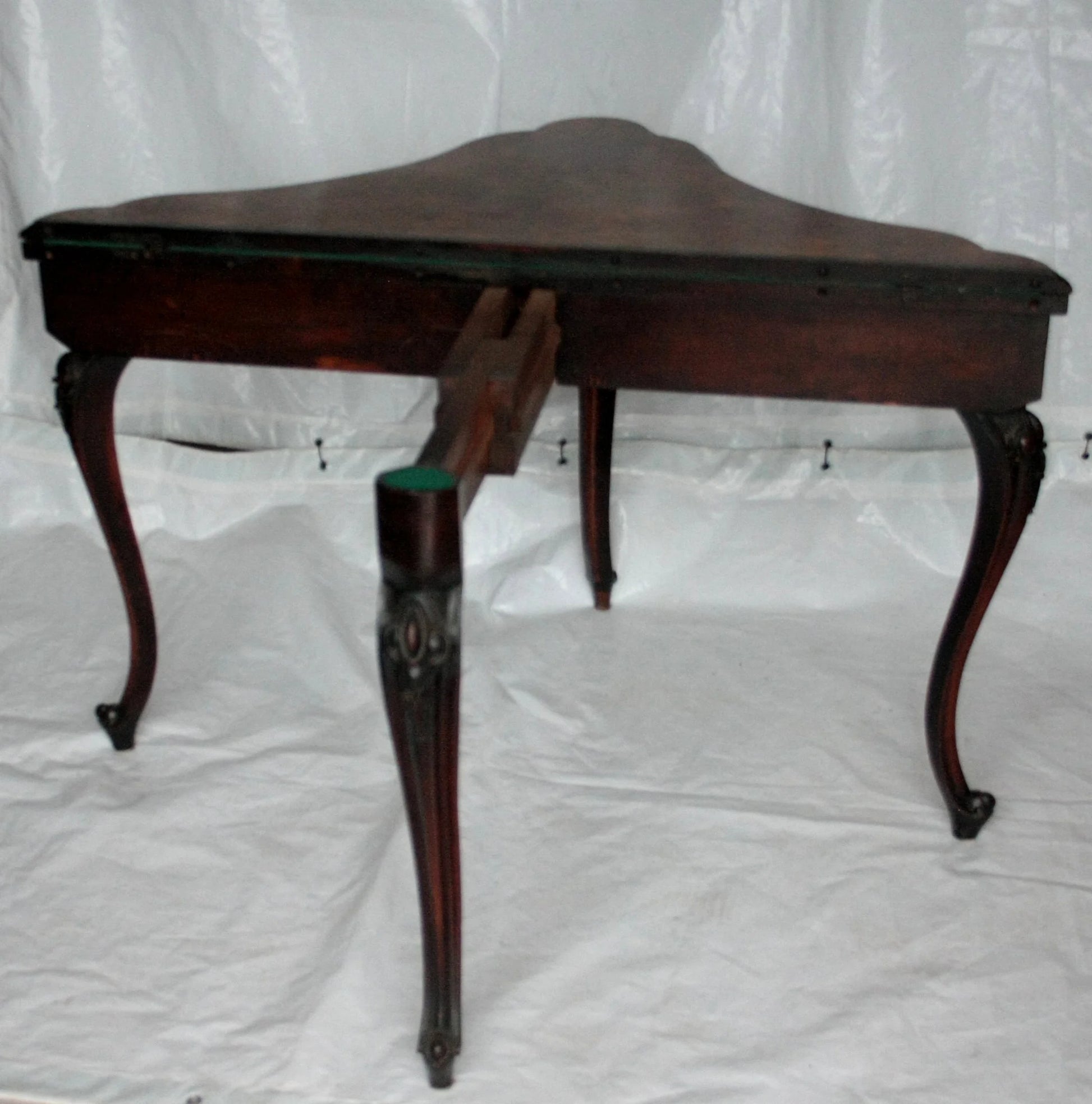 Console tavolo da gioco inglese fine XVIII secolo in mogano triangolare con gambe a cabriole di eccezionale qualità ebanistica