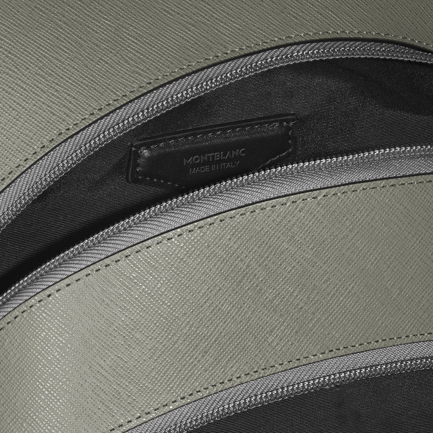 Interno in pelle verde oliva con stampa saffiano e etichetta montblanc made in italy del zaino medio grigio medio raffinato stile urbano