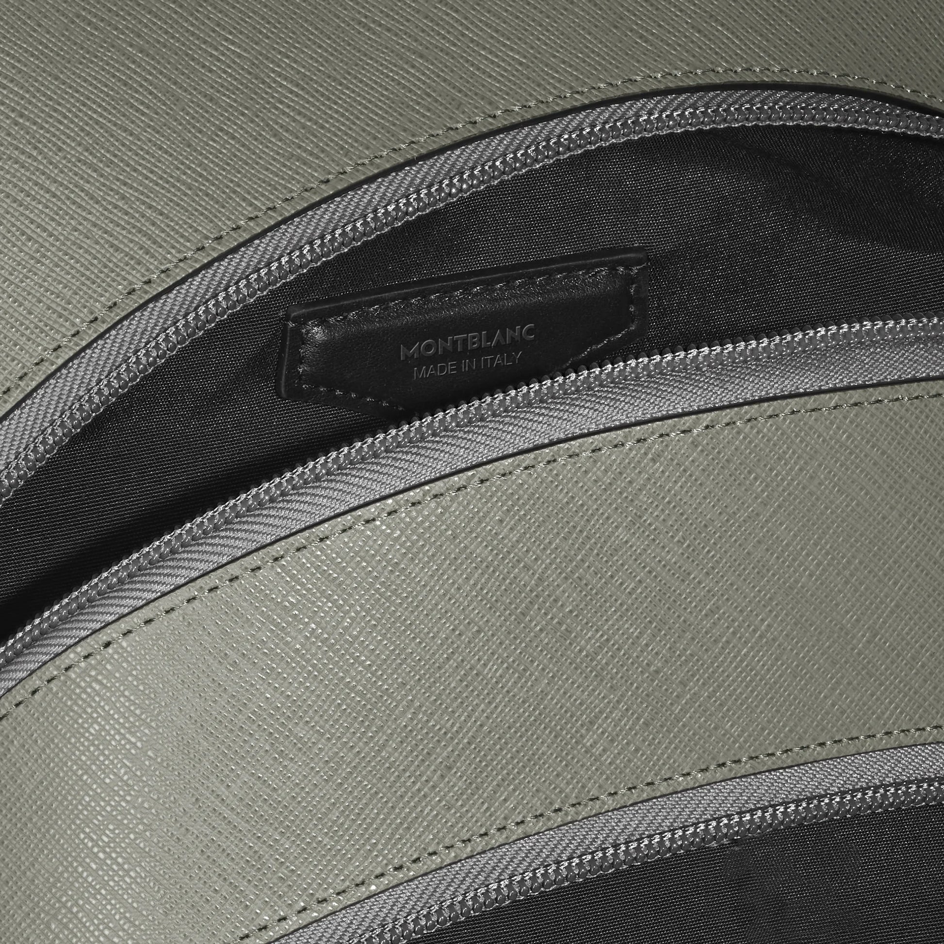 Interno in pelle verde oliva con stampa saffiano e etichetta montblanc made in italy del zaino medio grigio medio raffinato stile urbano