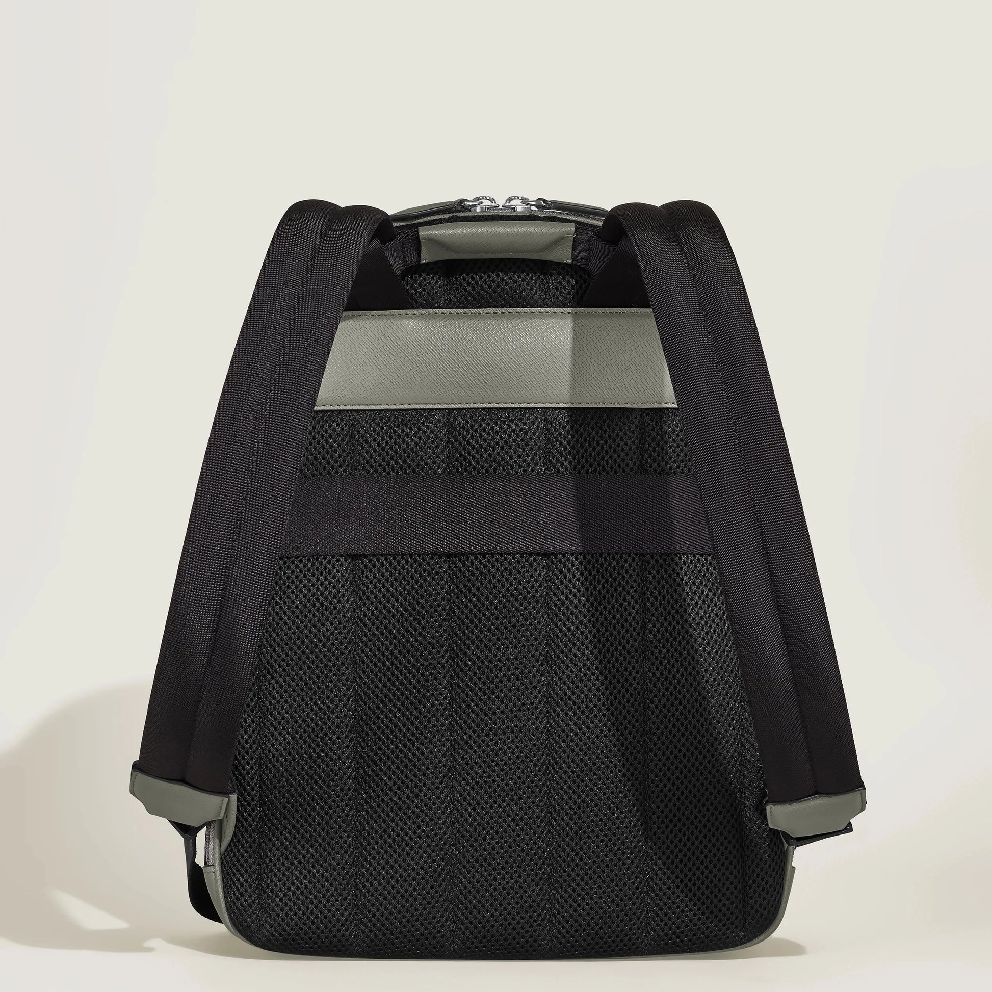 Montblanc zaino medio grigio medio con retro in rete e striscia riflettente grigia stampa saffiano raffinato stile urbano